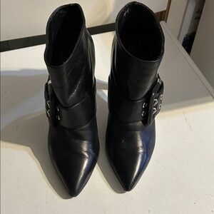 Women’s Black Leather Nine West pointed toe booties Size 7.5M
